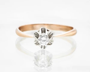Pierścionek z różowego złota z brylantem ok. 0,17 ct