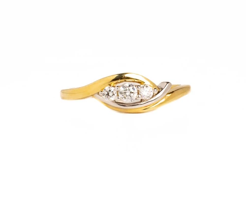 Złoty pierścionek z 3 diamentami 0,17 ct