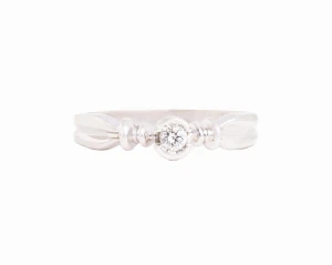 Delikatny pierścionek w białym złocie z diamentem ok. 0,10 ct