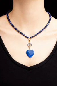 Naszyjnik z lapis lazuli, z zawieszką z mikromozajką
