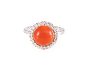 Pierścionek w białym złocie z koralem i diamentami ok. 0,25 ct
