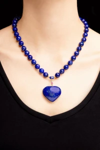 Naszyjnik z lapis lazuli z zawieszką w kształcie serca