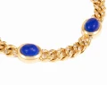Zbliżenie na fragment bransolety z lapis lazuli i diamentami
