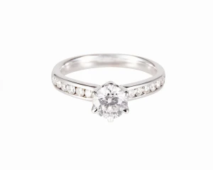 Pierścionek w białym złocie z brylantami, łącznie ok. 0,93 ct