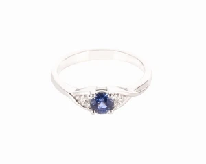 Złoty pierścionek z szafirem ok. 0,35 ct i diamentami
