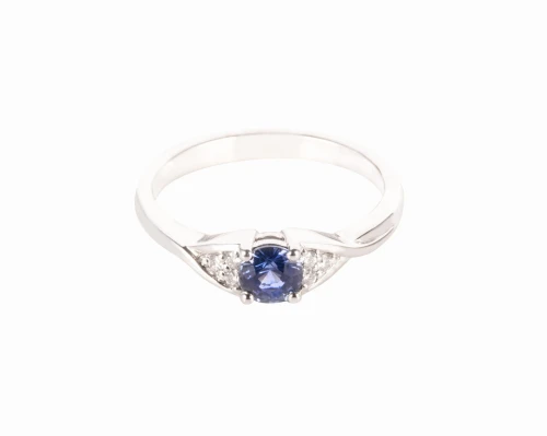 Złoty pierścionek z szafirem ok. 0,35 ct i diamentami