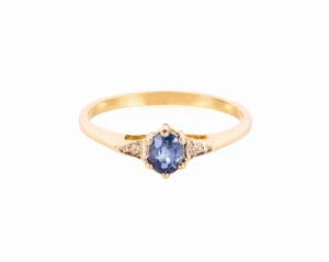 Pierścionek z szafirem ok. 0,40 ct i diamentami ok. 0,02 ct