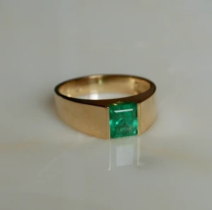 Złoty pierścionek z etiopskim szmaragdem ok. 1,30 ct