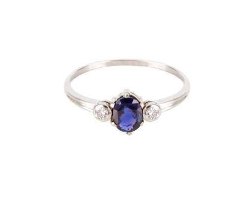Pierścionek w białym złocie z szafirem ok. 0,75 ct i brylantami