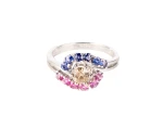 Pierścionek z niebieskimi szafirami, rubinami oraz kolorowym diamentem