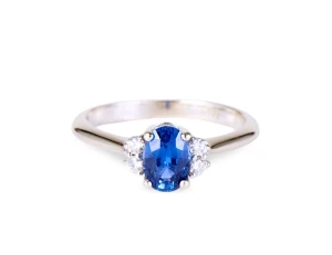 Pierścionek z szafirem ok. 0,95 ct i diamentami