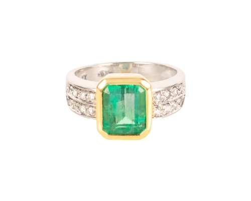 Pierścionek ze szmaragdem ok. 2,5 ct i diamentami ok. 0,20 ct