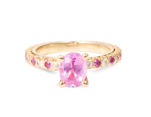 Złoty pierścionek z różowymi szafirami i brylantami