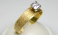 Pierścionek z żółtego złota z diamentem 7843