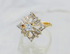 Pierścionek z żółtego złota z diamentami ok. 0,71 ct