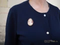 Złota broszka kamea