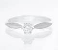 Pierścionek z diamentem 0,28 ct w szlifie brylantowym z białego złota 07680